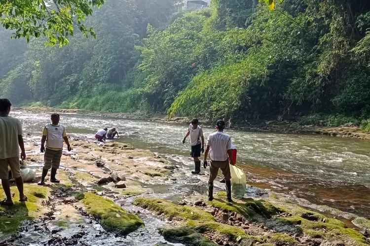 GIAT : Aparatur Kelurahan Pondok Cina, Kecamatan Beji, Kota Depok, bekerjasama dengan berbagai lapisan masyarakat membersihkan bantaran Sungai Ciliwung di lingkungan RW1 Pondok Cina, Jumat (20/9). (ALDY RAMA/RADAR DEPOK)