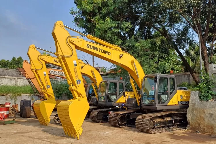 Dua unit ekskavator bantuan dari Pemerintah Provinsi Jawa Barat, di UPTD TPA Cipayung, Kota Depok. (ANDIKA EKA/RADAR DEPOK)