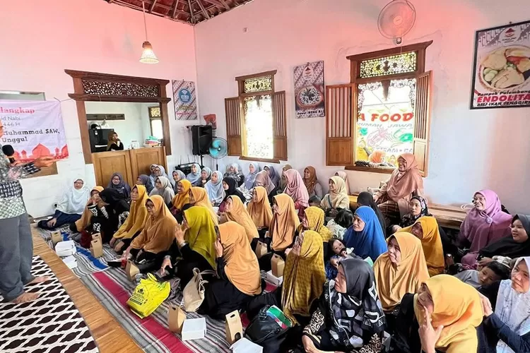 Anggota DPRD Depok dari Fraksi PKS, Ade Firmansyah, menghadiri Maulid Nabi Muhammad yang diselenggarakan oleh RKI PKS Cilangkap, Sabtu (21/9).