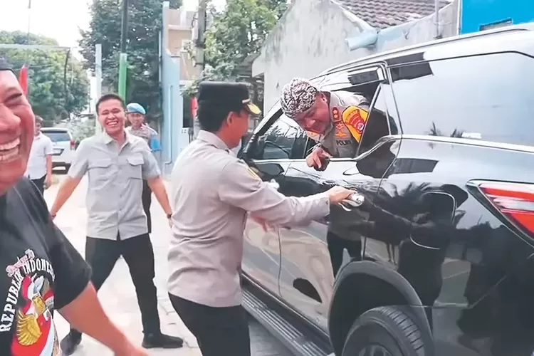 TANPA MATERI LAWAKAN: Aksi kocak AKBP Condro Sasongko di Serang, Banten, beberapa waktu lalu. Perwira menengah Polri itu pernah menajdi atlet judo Jatim. (DOK. RADAR BANTEN)