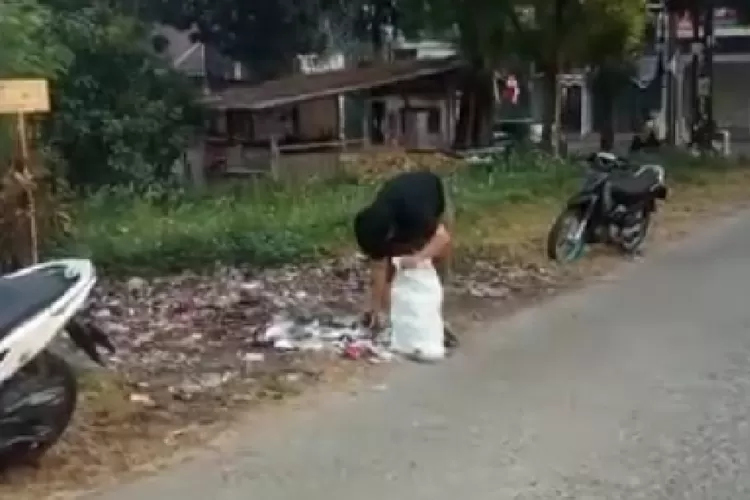 Warga memergoki pembuang sampah sembarangan di Kelurahan Tengah, Kecamatan Cibinong.