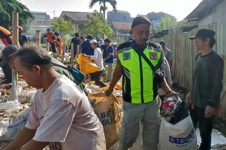 Penanganan sampah di salah satu wilayah di Kota Depok.