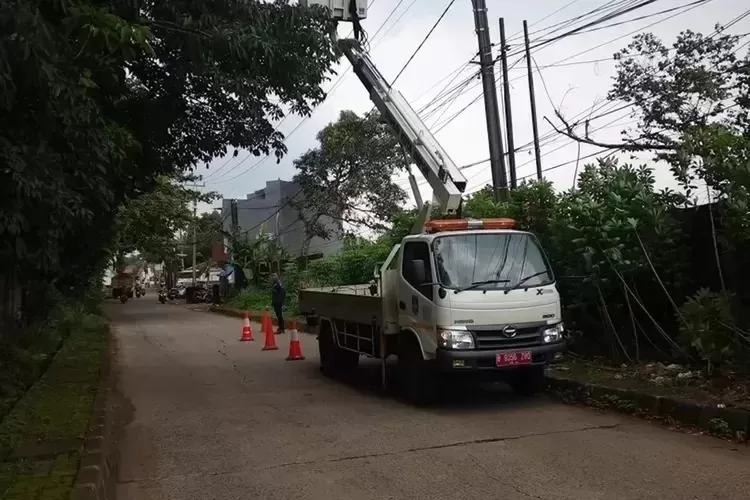 Perbaikan PJU diperbaiki di Jalan Raya Tapos, Kecamatan Tapos oleh Dishub Kota Depok. (ANDIKA EKA/RADAR DEPOK)