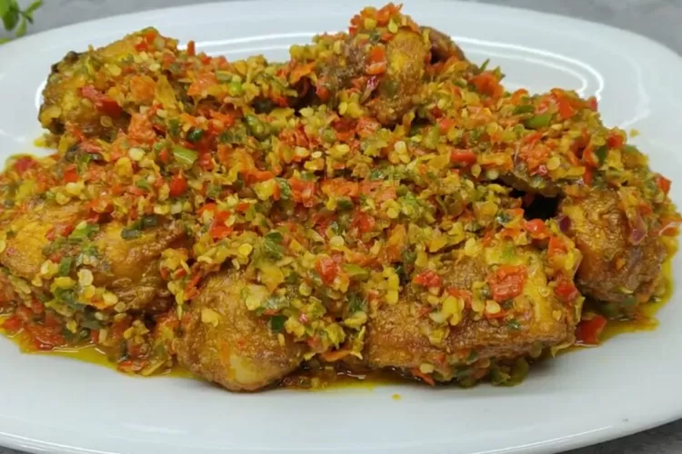 Resep ayam cili padi dengan perpaduan pedas dan gurih buat nagih (Screenshot Youtube CR COOK)