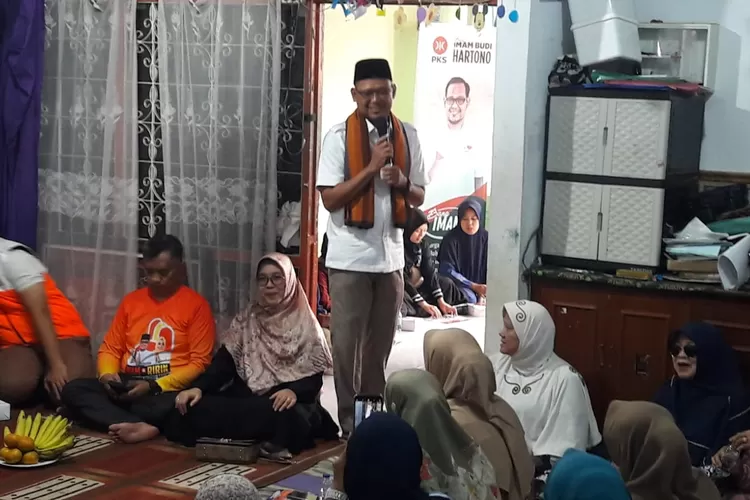 Calon Walikota Depok nomor urut 1, Imam Budi Hartono, berkampanye di Kelurahan Baktijaya, Sukmajaya, Rabu (25/9). Warga yang ditemui emak-emak.  (Junior/Radar Depok)