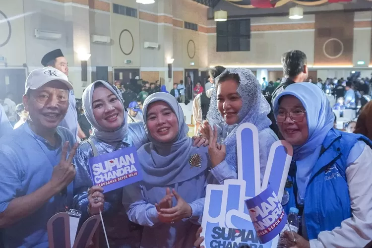 Ayah Ayu Ting Ting atau yang biasa dikenal dengan Ayah Ojak (kiri) saat hadir dalam pengundian nomor urut pasangan Supian-Chandra di Hotel Bumi Wiyata, Kota Depok (ISTIMEWA)