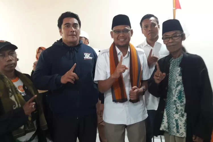 Guru Besar Pencak Silat Sinar Ciliwung (PSSC) Sukmajaya, Depok, Atma Syaih (paling kanan) saat berfoto dengan Calon Walikota Depok nomor urut 1, Imam Budi Hartono (peci hitam dan berselempang sarung) , di Kantor DPC PKS Kota Depok, Rabu (25/9).  (Junior/Radar Depok)