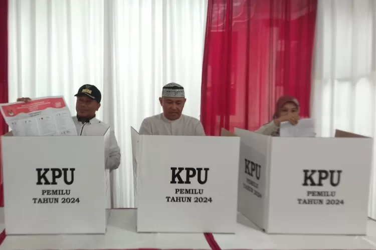 Walikota Depok, Mohammad Idris (tengah) saat menyuarakan hak suara di Pileg lalu (ANDIKA EKA/RADAR DEPOK)