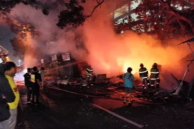 Kebakaran bengkel dan warung semi permanen di Jalan Raya Bogor Kelurahan Jatijajar, Kecamatan Tapos, Sabtu malam (27/7). (RADAR DEPOK)