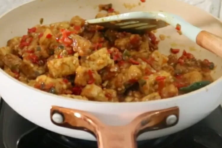 Resep tempe cili padi yang ekonomi dan enak (Screenshot Youtube Nuraaini Soewarto)