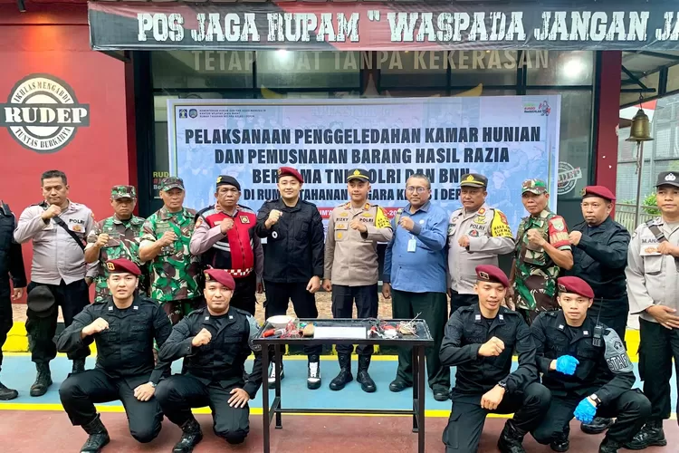 Kepala Rumah Tahanan Negara Kelas I Depok, Lamarta Surbakti melalui Kepala Kesatuan Pengamanan Rutan (KA KPR), Mochammad Farih Hazin bersama dengan Jajaran Regu Pengamanan, melaksanakan sidak kamar hunian, (27/9).