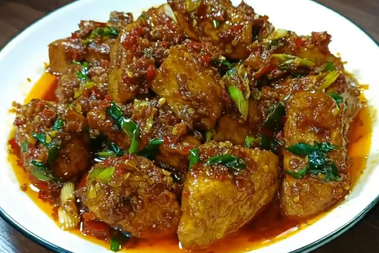 Resep olahan tahu ekonomis yang enak bikin ngiler, tumis tahu kecap pedas (Screenshot Youtube Rayyan Al Ghazali)