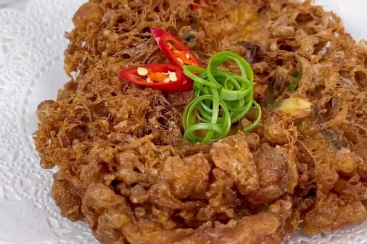 Resep telur barendo crispy ala rumah makan Padang (Screenshot Youtube Ika Mardatillah)