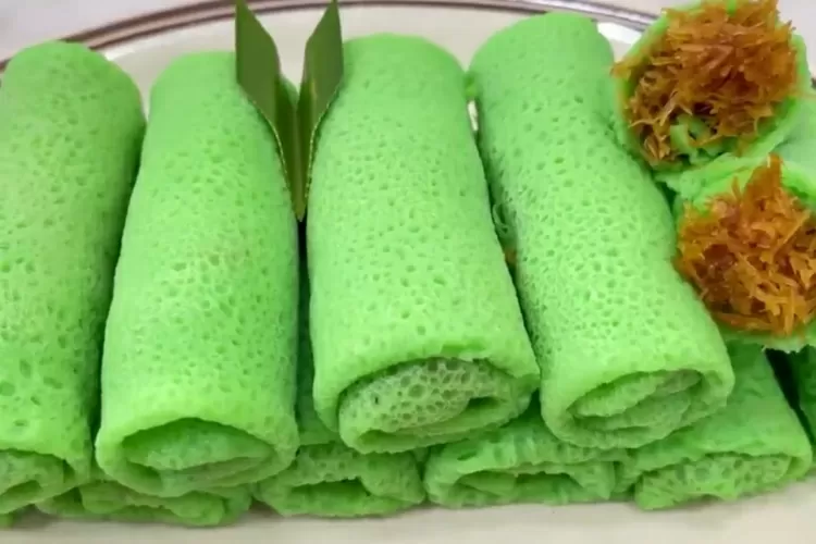 Tips dan resep membuat dadar gulung isi kelapa (Screenshot Youtube Ika Mardatillah)