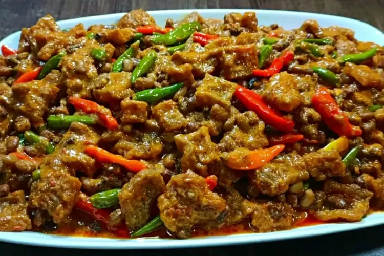 Resep sambel krecek yang bikin nagih dan gak bisa ditolak (Screenshot Youtube Rayyan Al Ghazali)