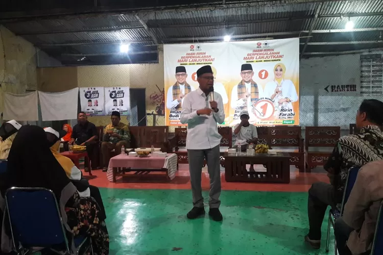 Calon Walikota Depok nomor urut 1, Imam Budi Hartono, saat berkampanye di Lapangan Futsal, Perumahan Pondok Tirta Mandala, Kelurahan Sukamaju, Kecamatan Cilodong, Senin (30/9) malam.  (Junior/Radar Depok)