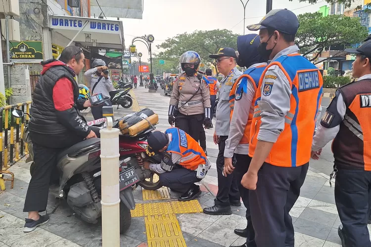 Dishub dan petugas gabungan sedang melakukan giat penertiban parkir liar di Jalan Margonda Raya. (ANDIKA EKA/RADAR DEPOK)