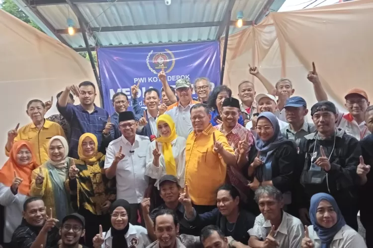 Calon Walikota dan Wakil Walikota Depok nomor 1, Imam Budi Hartono &ndash; Ririn Farabi Arafiq, menghadiri undangan dialog dengan wartawan, di Kantor Persatuan Wartawan Indonesia (PWI) Depok, Kelurahan Depok Jaya, Kecamatan Pancoranmas, Selasa (1/10). (AGNESYA WIANDA/RADAR DEPOK)