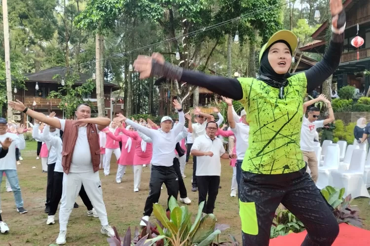 Calon bupati Bogor Rudy Susmanto (rompi cokelat) senam bareng ibu-ibu di Kecamatan Ciawi pada Kamis, 3 Oktober 2024 pagi. (Diki Wahyudi)