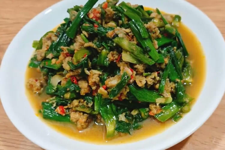 Tampilan tumis genjer oncom yang sedep banget (Screenshot Youtube Dapurnya NenyS)