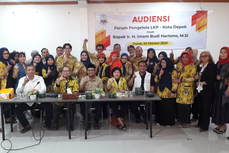 Calon Walikota Depok nomor urut 1, Imam Budi Hartono, menerima audiensi dari Forum Pengelola Lembaga Kursus dan Pelatihan (LKP) Kota Depok, di Kantor DPD PKS Kota Depok, Kamis (3/10) siang.  (Junior/Radar Depok)
