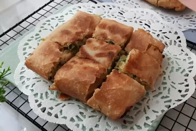 Cara membuat kulit dan isian martabak yang renyah dan gurih (Screenshot Youtube atha naufal)