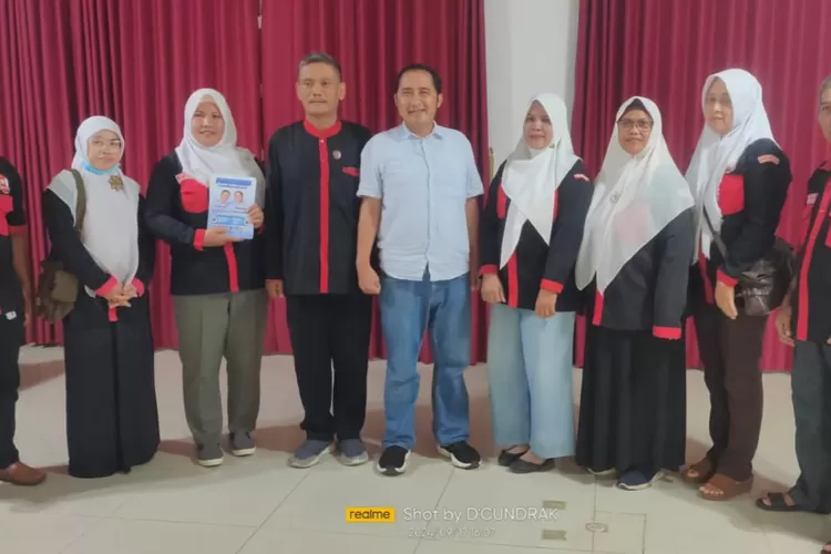 Pengurus DKR Kota Depok bersama Calon Wakil Walikota Depok Chandra Rahmansyah.  (DOKUMEN DKR)