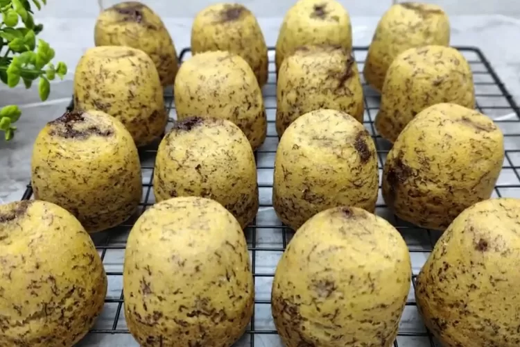 Resep bolu pisang mini cokelat lumer tanpa mixer (Screenshot Youtube CR COOK)