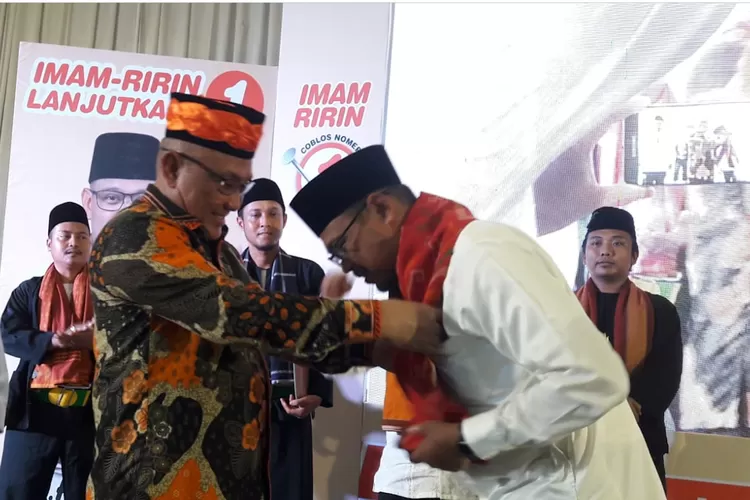 Ketua Dewan Pakar DPD PKS Kota Depok, Mohammad Idris memberikan sarung kepada Calon Walikota Depok nomor urut 1, Imam Budi Hartono.  (Junior/Radar Depok)