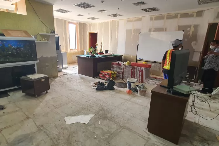 Pengerjaan rehabilitasi Ruang Kepala Disrumkim Kota Depok yang terletak di Gedung Dibelaka 2, Balaikota Depok. (DOK.DISRUMKIM KOTA DEPOK)