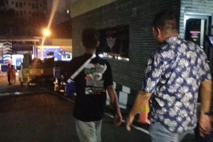 Siswa berkebutuhan khusus korban bullying di SMPN 08 Depok berinisial R (15) didampingi keluarganya mendatangi Polres Metro Depok. (ISTIMEWA)