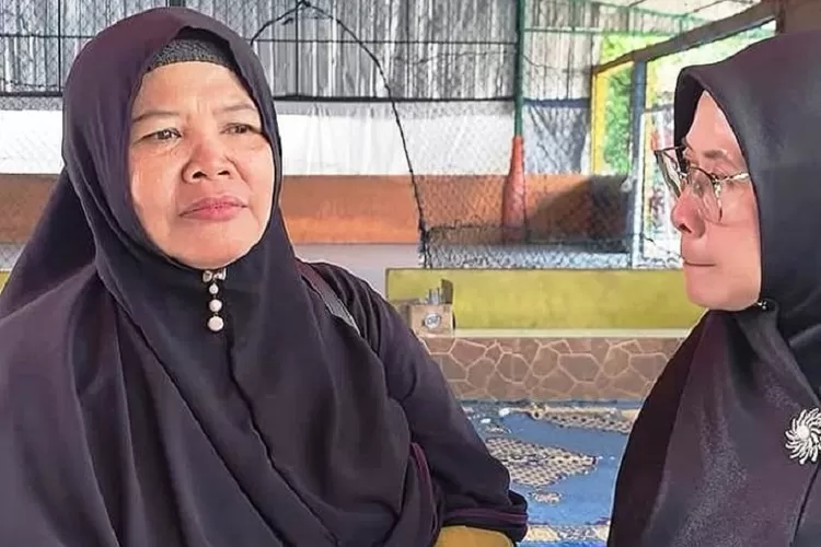 Bimroh dari Meruyung RT 4/2, Ustazah Rusmiyah (kiri) didampingi Umi Etty Maryati Salim (Kanan) istri Imam Budi Hartono.