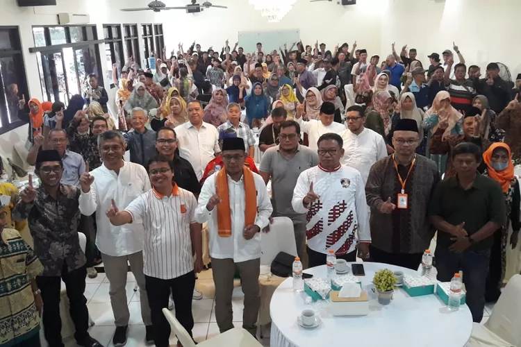 Calon Walikota Depok nomor urut 1, Imam Budi Hartono, bertatap muka dengan pengurus dan kader PKS Beji, Minggu (6/10). Selain menjadi ajang penyampaian janji kampanye, pertemuan juga ditujukan untuk menyiapkan mesin partai di Tempat Pemungutan Suara (TPS). (Junior/Radar Depok)
