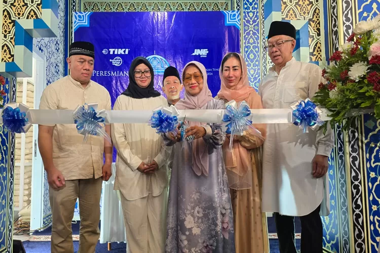 Pengguntingan pita oleh Hj. Nur&rsquo;aini Soeprapto pendiri TIKI-JNE bersama keluarga besar. (DOKUMEN JNE)