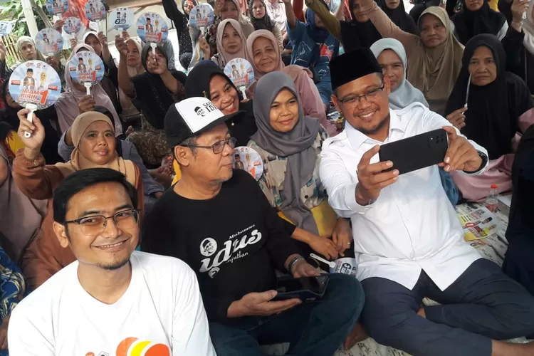 Calon Walikota Depok nomor urut 1, Imam Budi Hartono berswafoto dengan warga, saat berkampanye di lingkungan RW7, Kelurahan Pasir Gunung Selatan, Cimanggis, Selasa (8/10).  (Junior/Radar Depok)