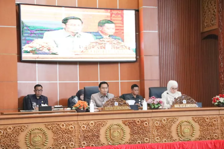 Prosesi penetapan pimpinan DPRD Kota Depok periode 2024-2019 di ruang rapat paripurna beberapa waktu lalu. (DOK HUMAS DPRD DEPOK)