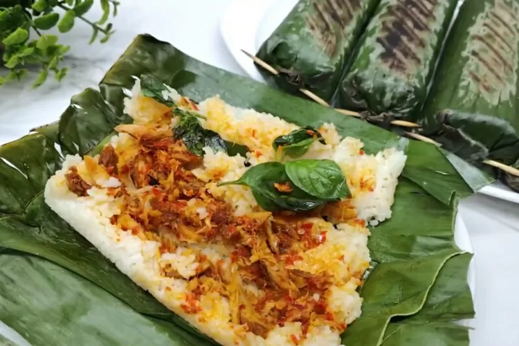 Aroma wangi nasi bakar pindang tongkol suwir balado yang buat ngiler (Screenshot Youtube CR COOK)
