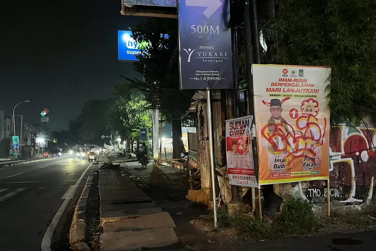 MIRIS : Salah satu spanduk kampanye Calon Walikota dan Wakil Walikota Depok, Imam Budi Hartono dan Ririn Farabi Arafiq yang dirusak di Jalan Mawar, RW4, Kelurahan Bojongsari Baru, Kecamatan Bojongsari, Kota Depok, Kamis (10/10). (ALDY RAMA/RADAR DEPOK)