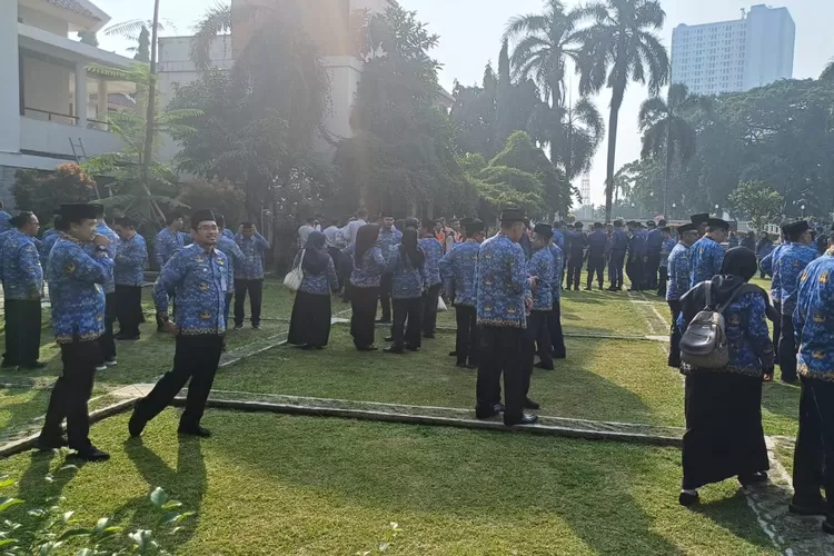 ILUSTRASI : ASN yang berada di ligkungan Pemkot Depok usai melaksanakan apel pagi di lapangan Balaikota Depok. (ANDIKA EKA/RADAR DEPOK)