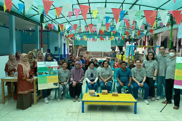 Tim Pengmas asal Pusat Studi Herbal Medik dan Biodiversitas UKI melakukan foto bersama di Posyandu dan Posbindu Cempaka RW 17 Kelurahan Kemirimuka, Kecamatan Beji,  Kota Depok, Sabtu (12/10).  (ISTIMEWA)