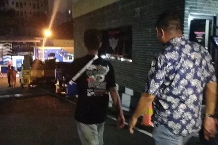 Siswa berkebutuhan khusus korban bullying di SMPN 08 Depok berinisial R (15) didampingi keluarganya mendatangi Polres Metro Depok. (ISTIMEWA)