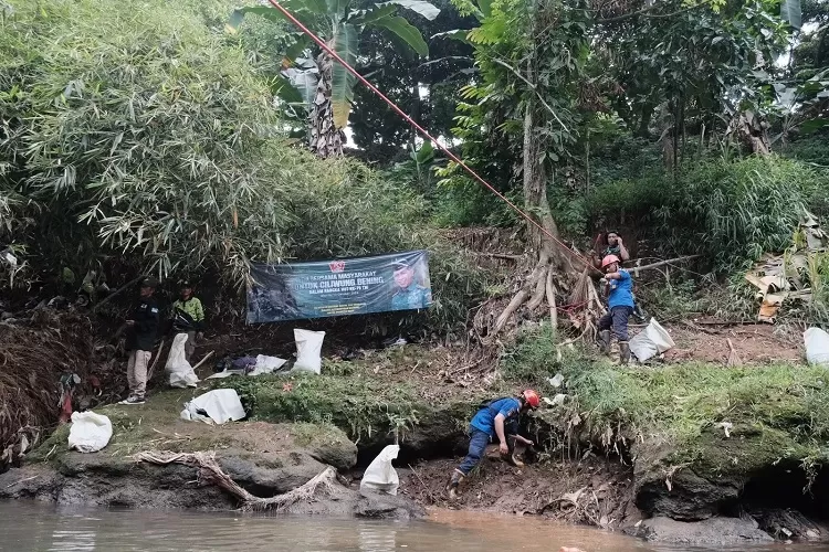 Kodim Depok bersama satgas membersihkan Kali Ciliwung, beberapa waktu lalu.  (ISTIMEWA)