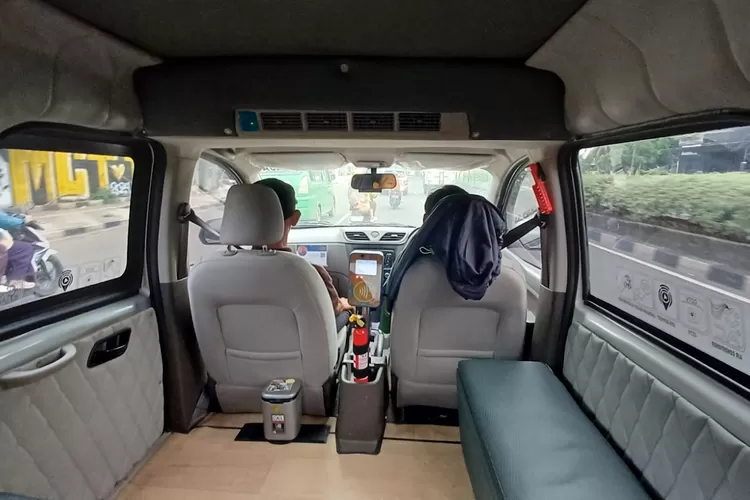 Tampak Mikro Trans Depok saat berada di Terminal Jatijajar, Kecamatan Tapos. (ANDIKA EKA/RADAR DEPOK)