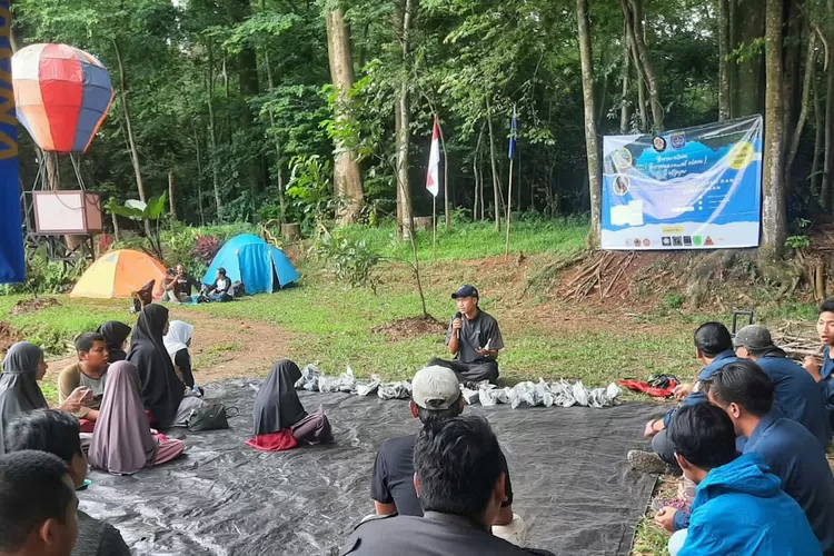 Kegiatan penanganan ular, salah satu kegiatan yang pernah dilaksanakan di kawasan Situ Jatijajar.  (DOKUMENTASI POKDARWIS SITU JATIJAJAR)