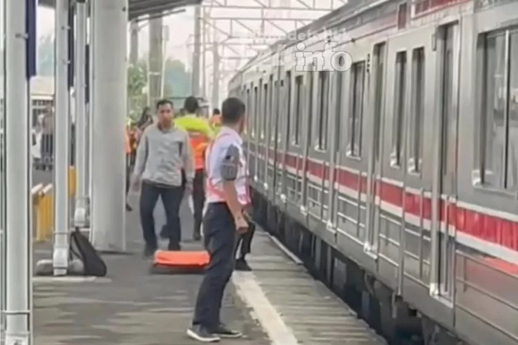 TANGKAPAN LAYAR : Saat insiden Seorang wanita berinsial NA (35) tertabrak Commuter Line di Stasiun Depok Baru, Kecamatan Pancoranmas pada, pada Senin (15/10).