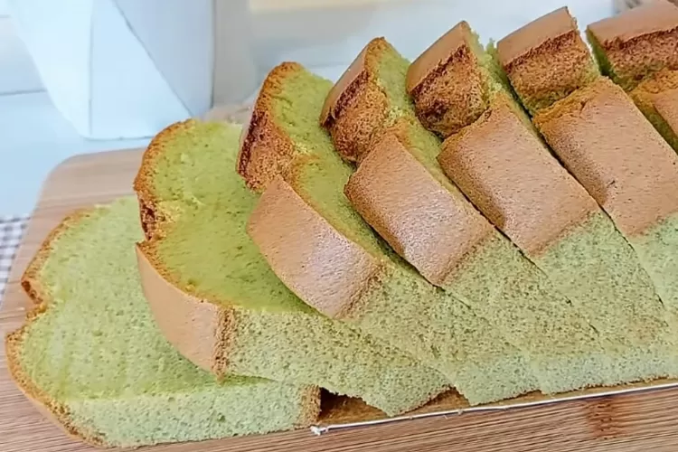 Resep cara membuat dan tips pandan chiffon cake anti kempes (Screenshot Youtube Annisa Hawarizmi)