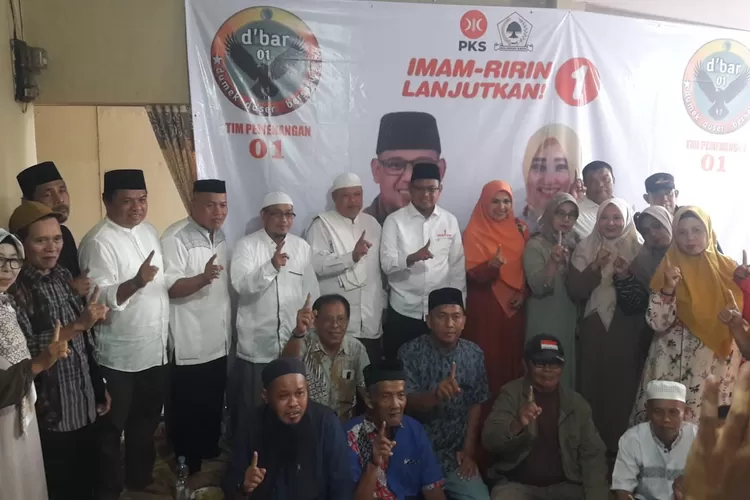 Calon Walikota Depok Nomor Urut 1, Imam Budi Hartono, saat menyambangi kediaman  Ketua RW4, Duren Mekar, Bojongsari, Agus Kurniawan, Rabu (16/10). (JUNIOR/RADAR DEPOK)