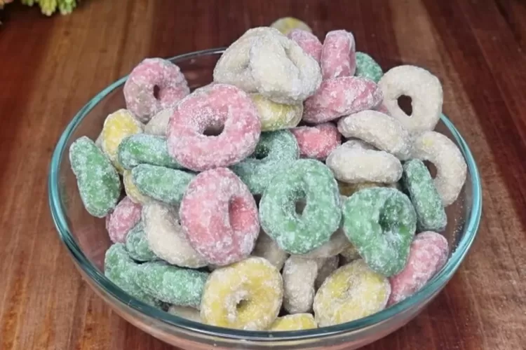 Donat kering warna-warni salah satu cemilan jadul (Screenshot Youtube Bagja Vlog)