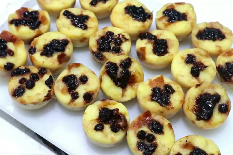 Cemilan dari olahan roti tawar dan santan (Tangkapan layar Youtube Vivi Veronica)