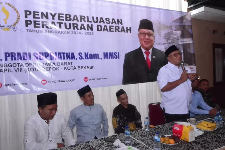 Anggota Komisi I DPRD Jawa Barat Fraksi Gerindra Dapil 1, Pradi Supriatna, memaparkan Perda nomor 1 tahun 2021 tentang fasilitas penyelenggaraan pesantren. (Andika Eka/Radar Depok)